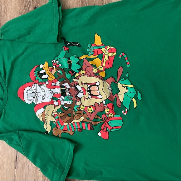 Looney Tunes Graphic Christmas Green size XL T-Shirt. Many characters. Fun! - Picture 2 of 6